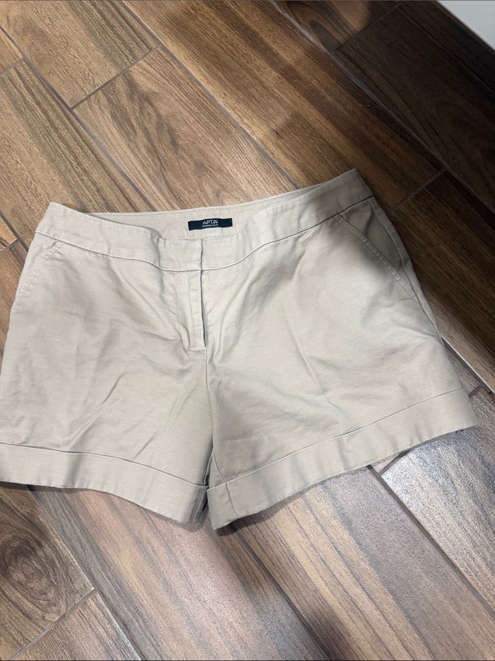 Apt. 9 Women's Light Khaki Cuffed Shorts